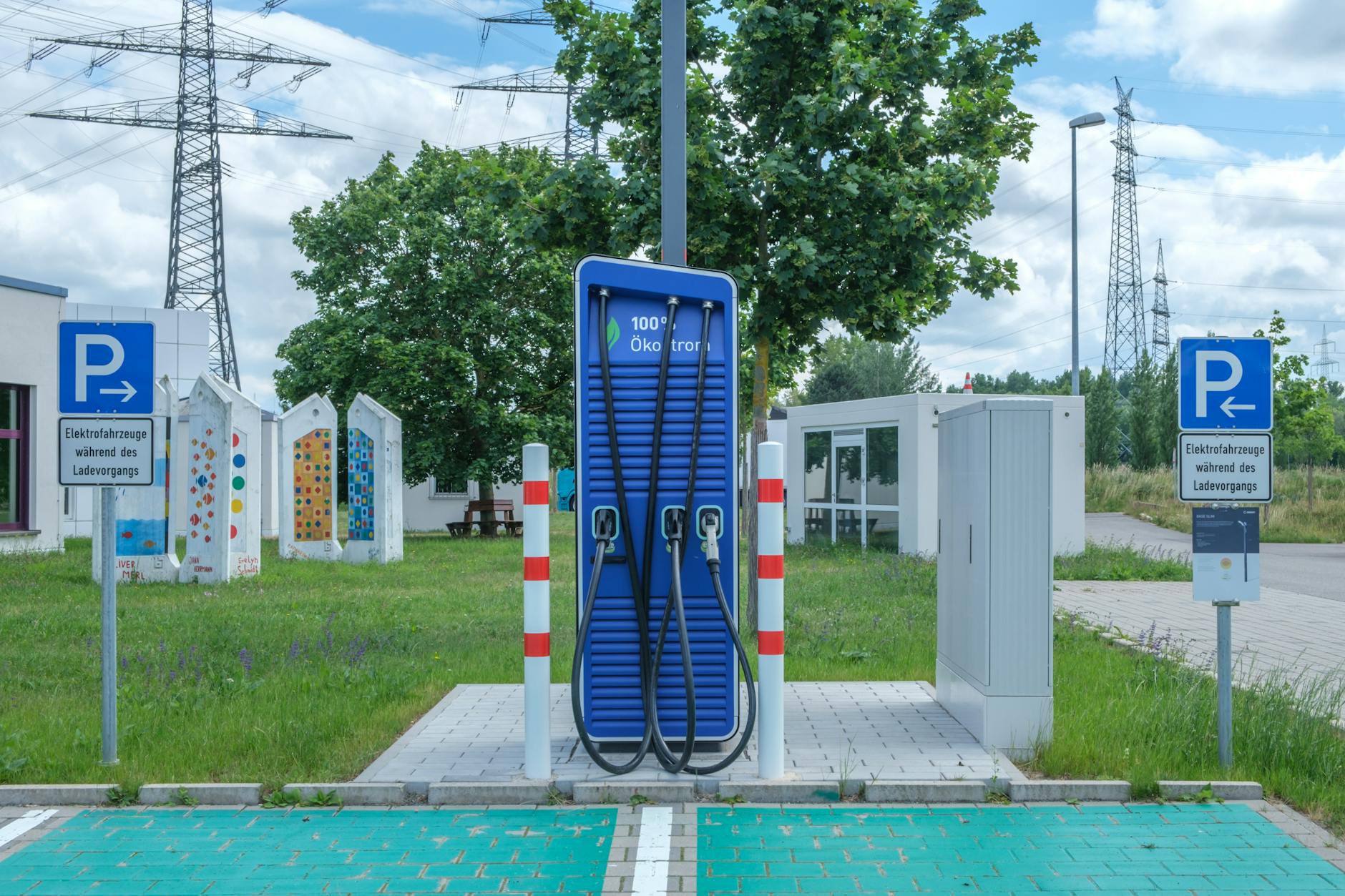 Ekologiczna stacja ładowania samochodów elektrycznych w przestrzeni publicznej