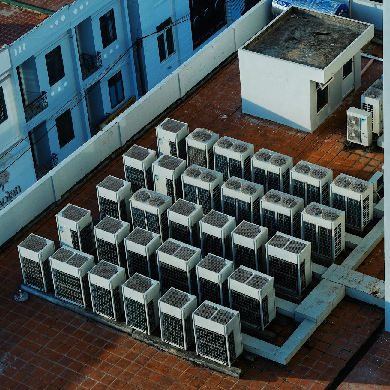 Jak zbilansować ilość powietrza świeżego i recyrkulacyjnego, by utrzymać komfort i ograniczyć koszty ogrzewania Rooftopowe jednostki HVAC na dachu budynku w Wietnamie
