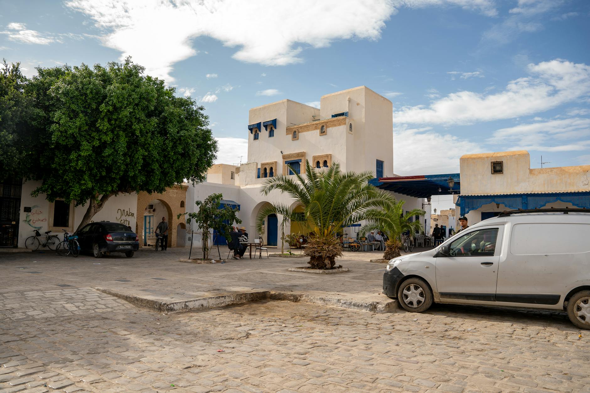 Urokliwa uliczka na Dżerbie z tradycyjną tunezyjską zabudową