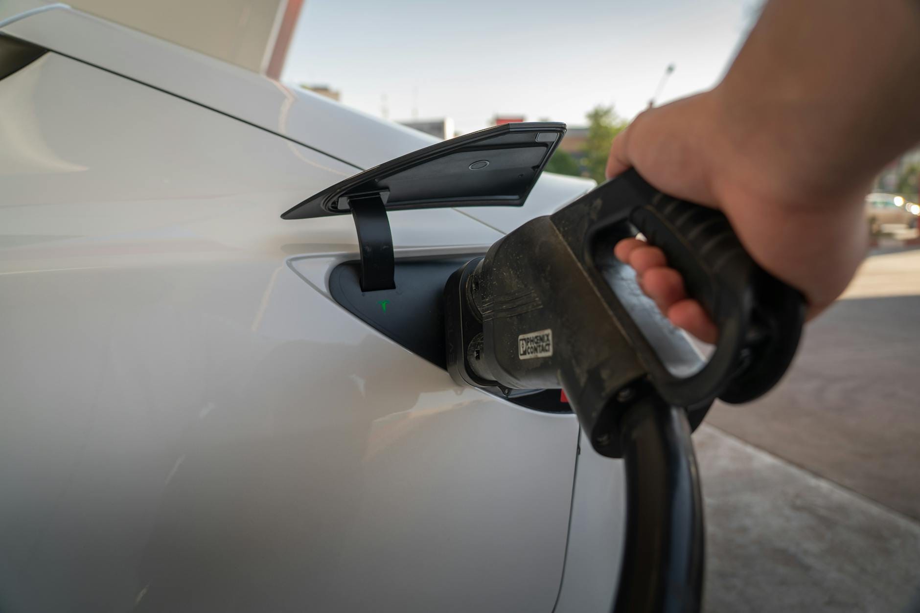 Zbliżenie na ładowany samochód elektryczny jako ekologiczny środek transportu