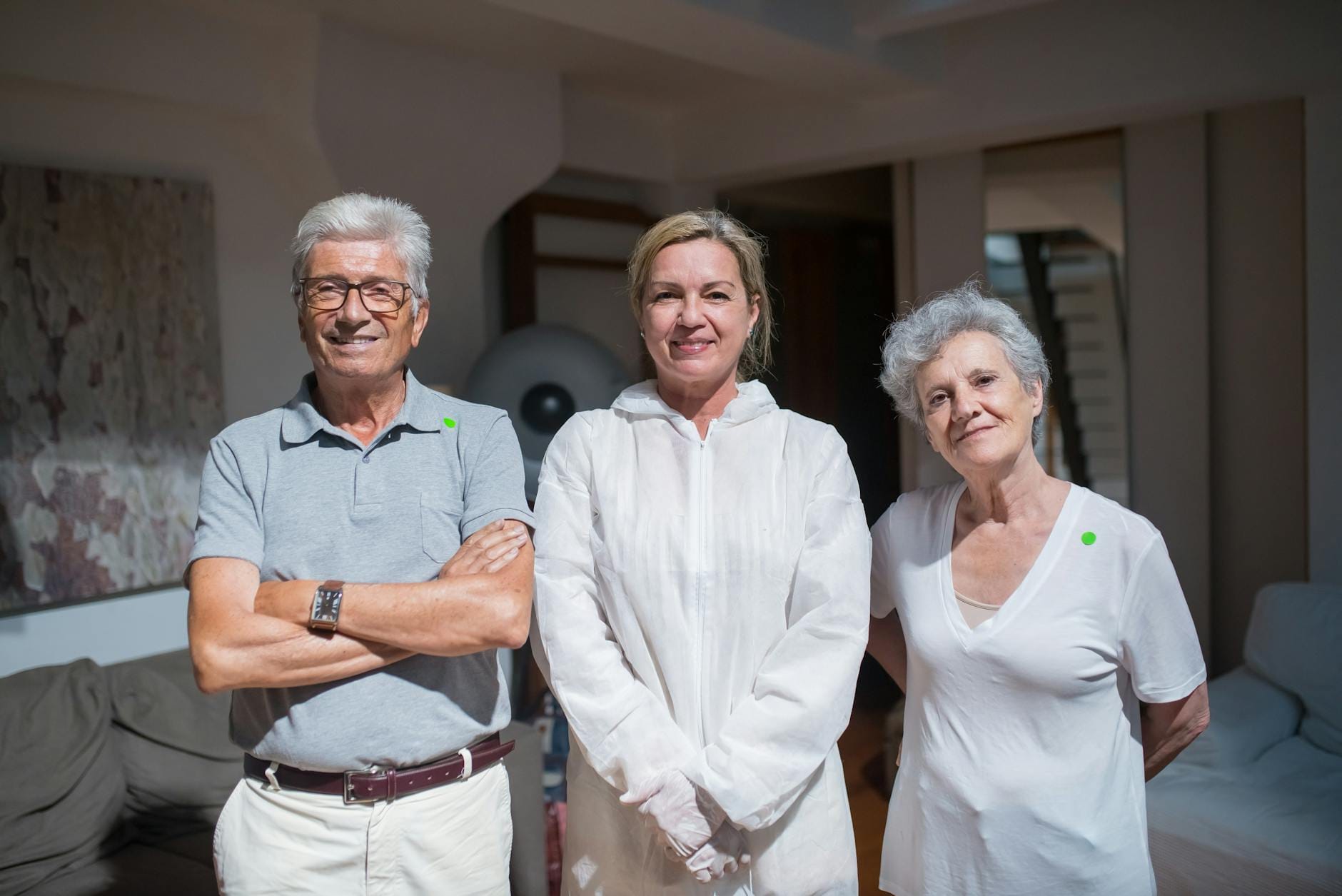 Opiekunowie i seniorzy siedzą razem w salonie w domowej atmosferze