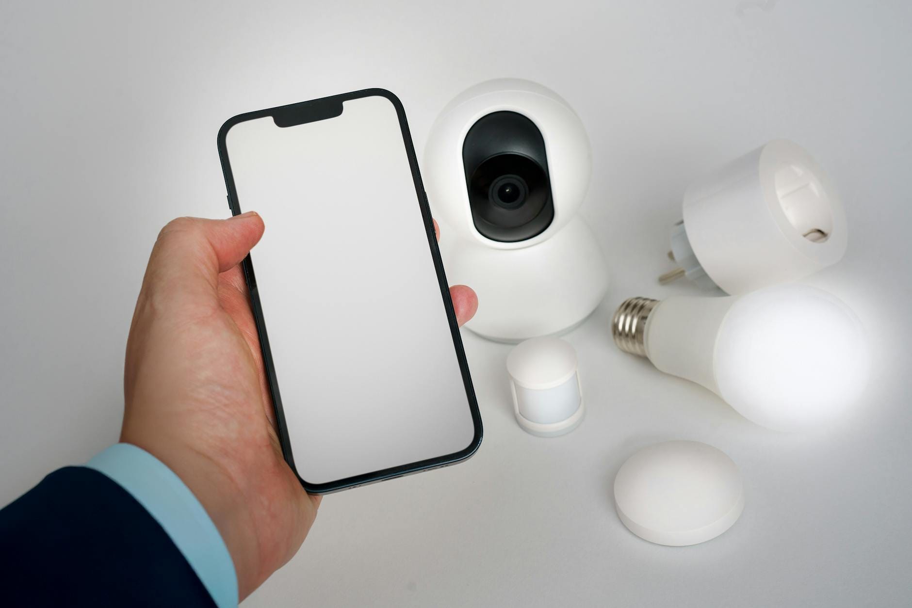 Smartfon sterujący inteligentnymi urządzeniami w biurowym środowisku IoT