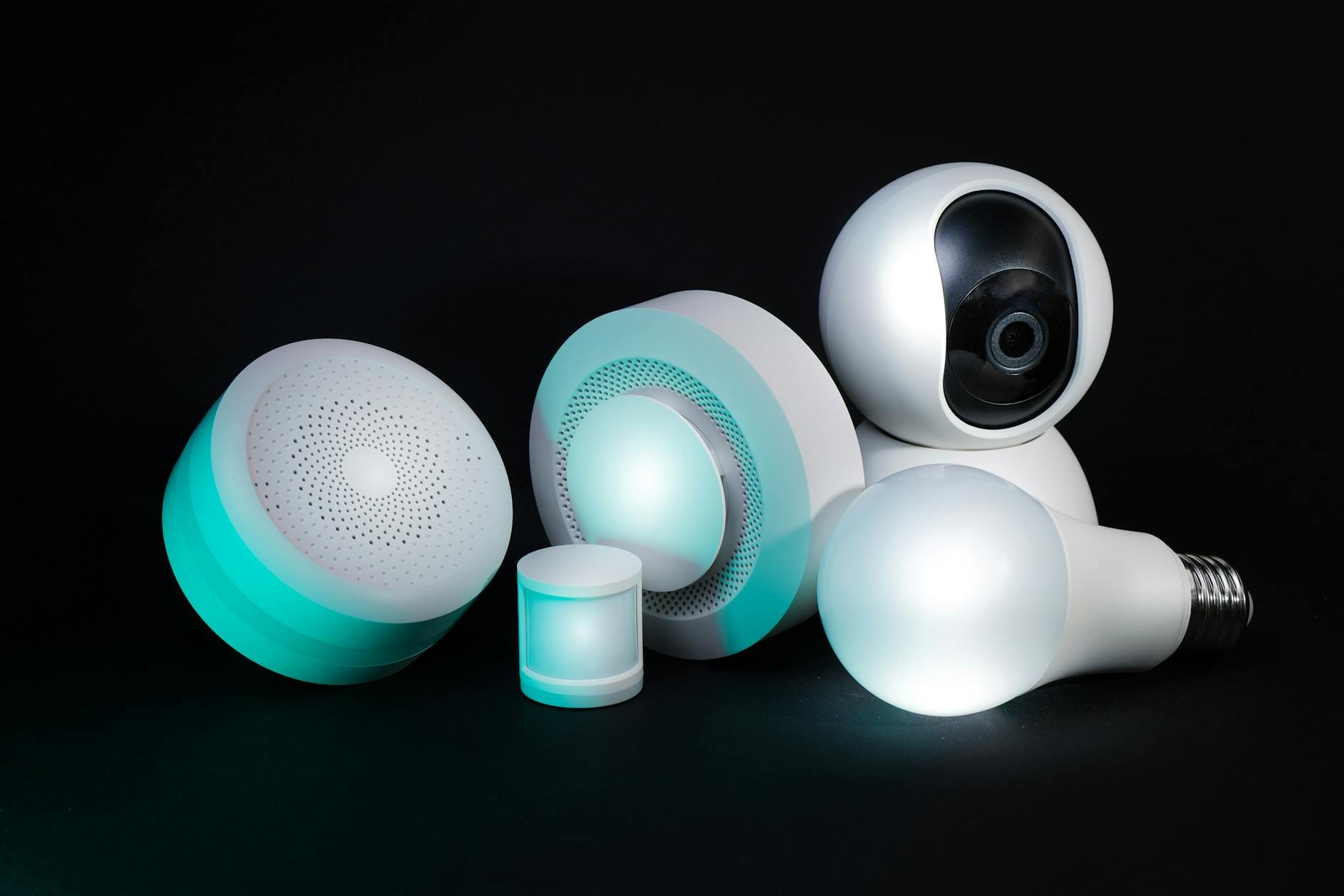 Jak wdrożyć system zarządzania komfortem środowiskowym w biurze przy użyciu czujników IoT Zestaw urządzeń IoT z czujnikami i żarówkami na ciemnym tle