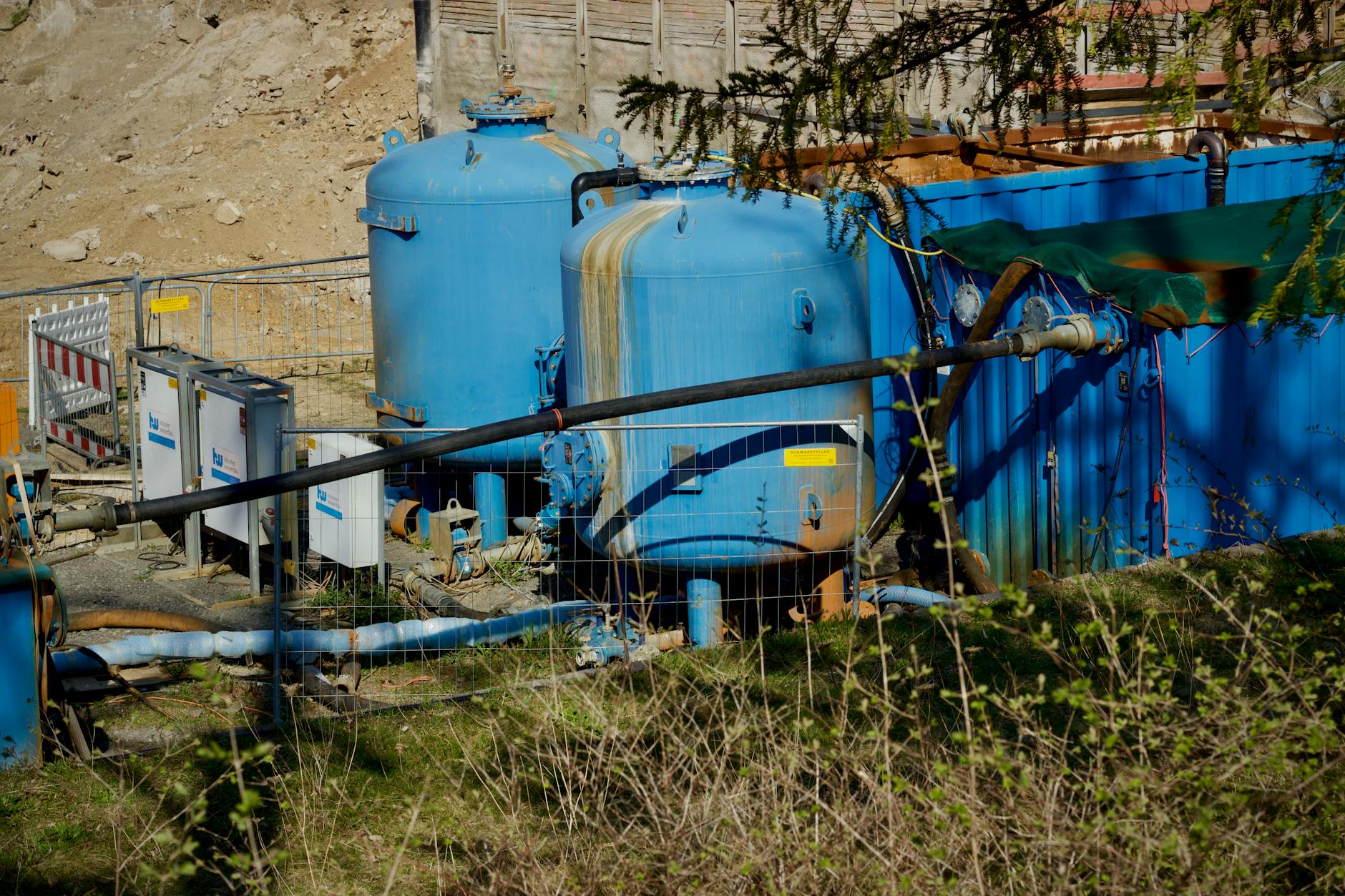 Projektowanie instalacji przemysłowych tak, aby ułatwić późniejsze czyszczenie i serwis filtrów oraz kanałów Zewnętrzna przemysłowa stacja filtracji wody z dużymi niebieskimi zbiornikami