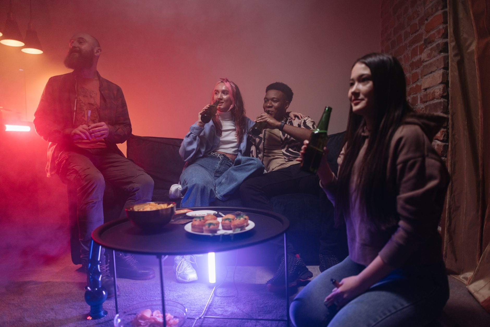 Czworo przyjaciół przy przekąskach planuje wspólne wyjście do escape roomu