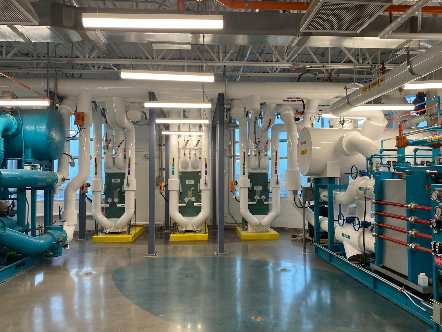 Nowoczesna instalacja HVAC z systemem chłodzenia i ogrzewania