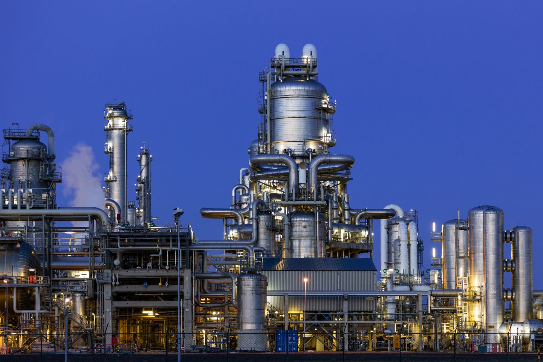 Modernizacja systemów odpylania a audyt energetyczny – od czego zacząć zmiany w zakładzie Nowoczesna instalacja rafineryjna o zmierzchu w Zuid-Holland