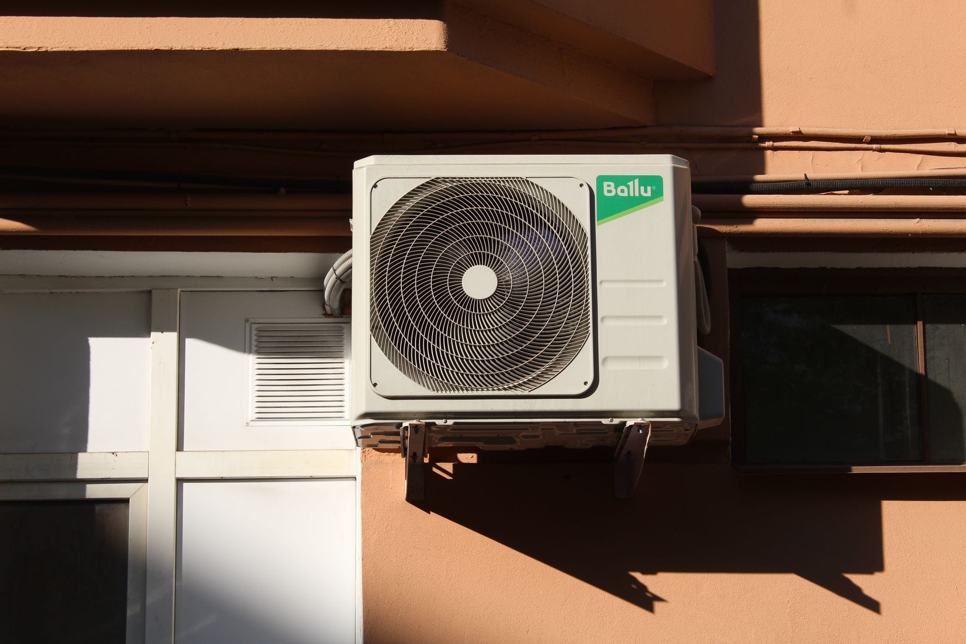 Kiedy opłaca się wymiana starej centrali wentylacyjnej na model o wyższej klasie energetycznej Zewnętrzna jednostka klimatyzacji na elewacji jako nowoczesny system HVAC