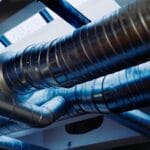 Rekuperacja w zakładzie produkcyjnym: kiedy odzysk ciepła z technologii się opłaca? Metalowy system wentylacyjny w zakładzie produkcyjnym